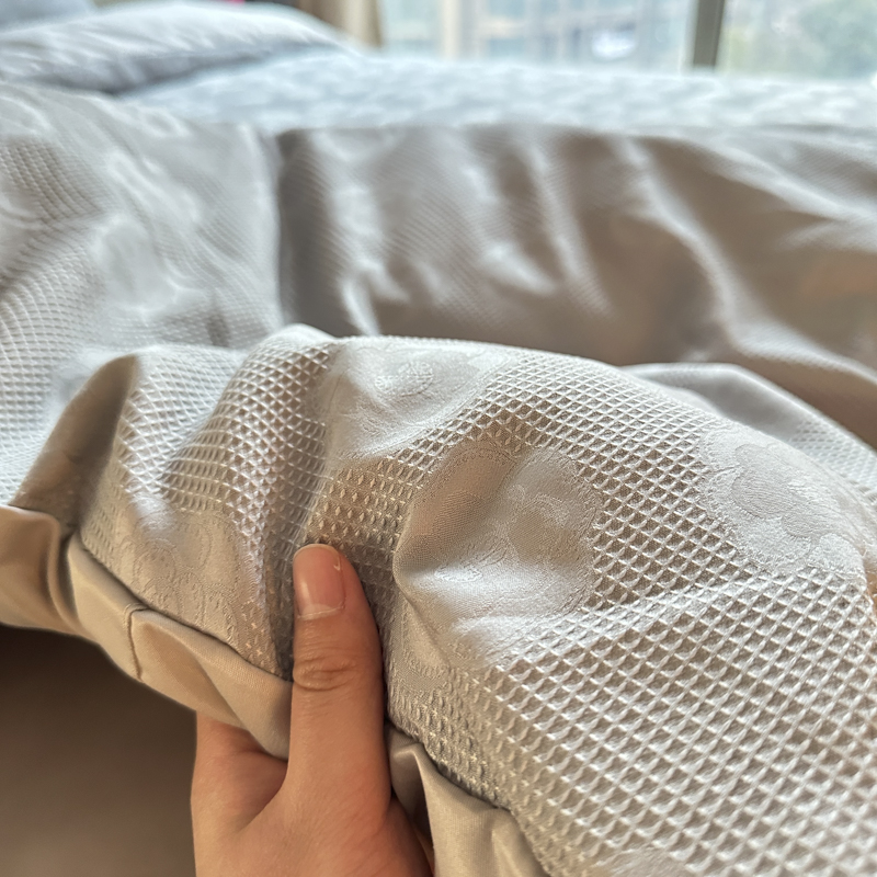 91家纺网 家纺一手货源 找家纺 金麦  2023新款冰丝华夫格四件套系列 华夫格茶花浅灰