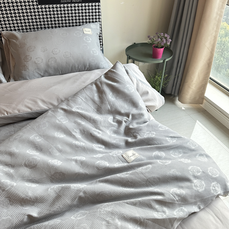 91家纺网 家纺一手货源 找家纺 金麦  2023新款冰丝华夫格四件套系列 华夫格茶花浅灰