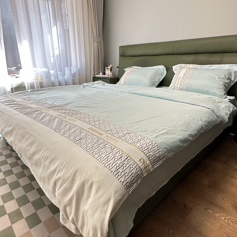 91家纺网 家纺一手货源 找家纺 金麦家纺 2023新款冰丝英格四件套系列  英格-梵星蓝