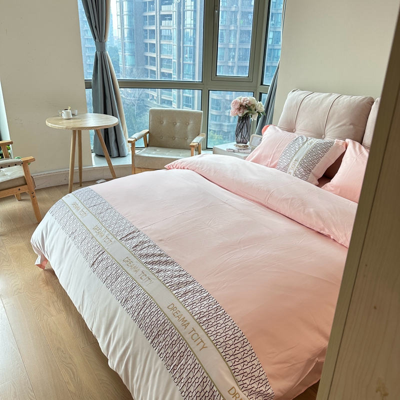 91家纺网 家纺一手货源 找家纺 金麦家纺 2023新款冰丝英格四件套系列  英格-淡雅粉