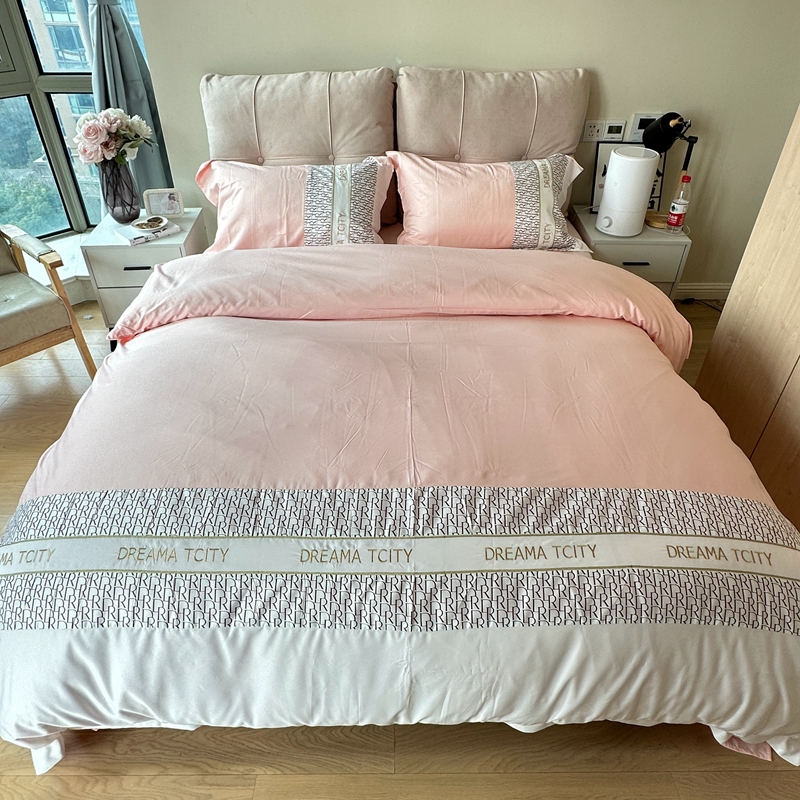 91家纺网 家纺一手货源 找家纺 金麦家纺 2023新款冰丝英格四件套系列  英格-淡雅粉