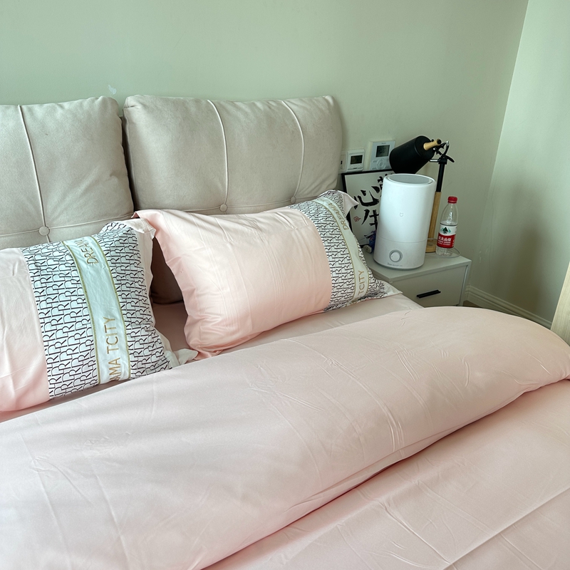 91家纺网 家纺一手货源 找家纺 金麦家纺 2023新款冰丝英格四件套系列  英格-淡雅粉