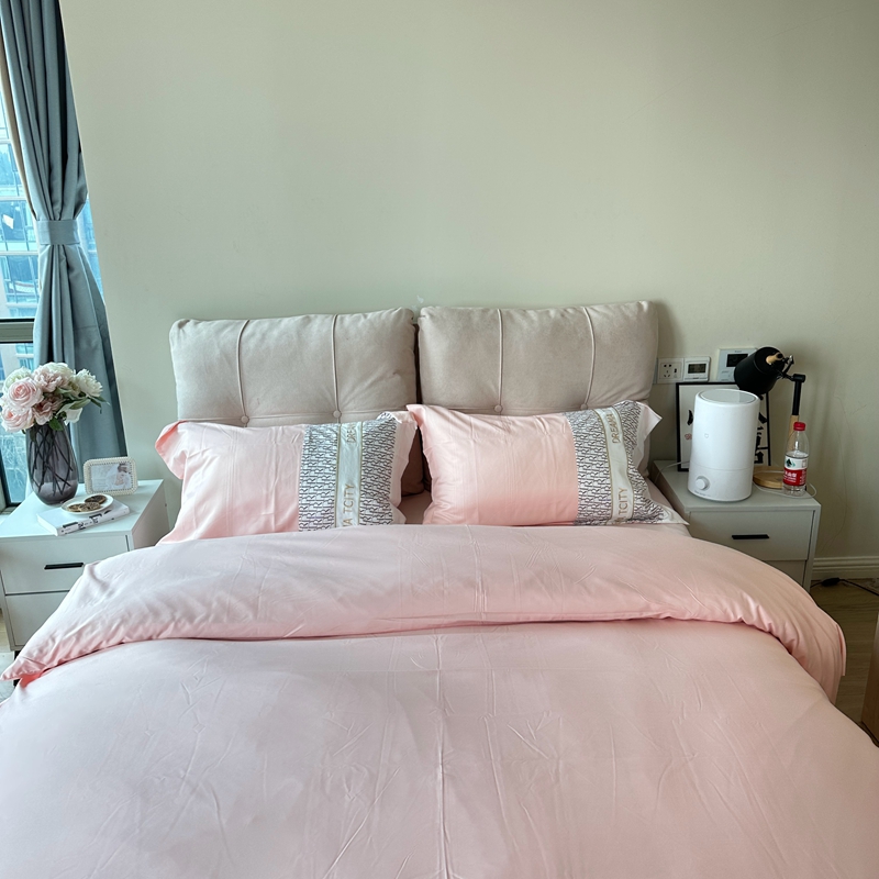 91家纺网 家纺一手货源 找家纺 金麦家纺 2023新款冰丝英格四件套系列  英格-淡雅粉