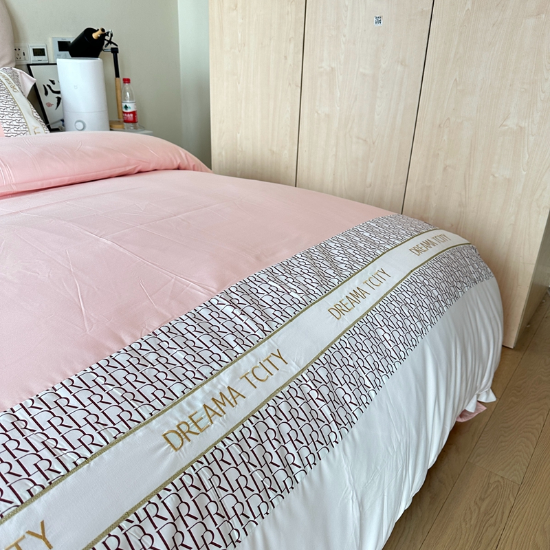 91家纺网 家纺一手货源 找家纺 金麦家纺 2023新款冰丝英格四件套系列  英格-淡雅粉