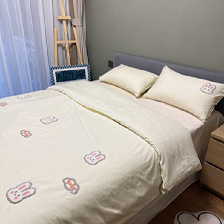 91家纺网 家纺一手货源 找家纺 蜜柚 2024新款全棉三角针毛巾绣四件套 云朵兔-奶昔白