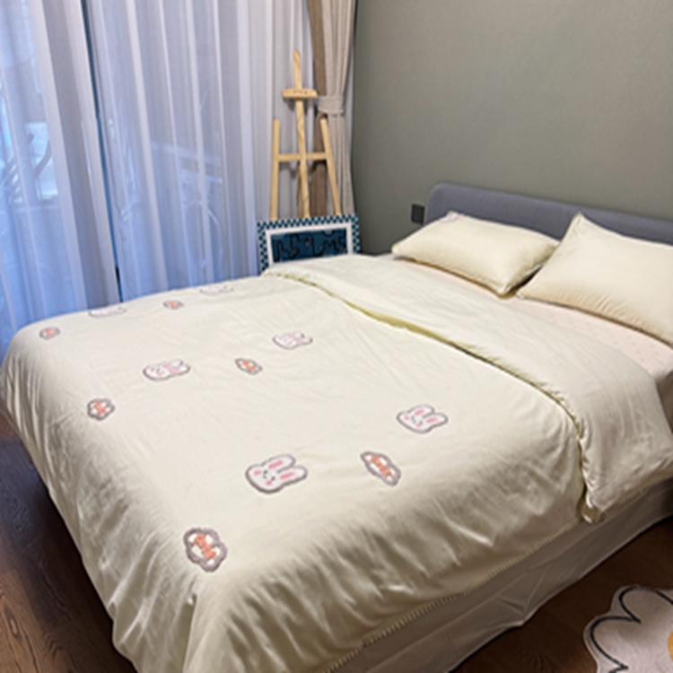 91家纺网 家纺一手货源 找家纺 蜜柚 2024新款全棉三角针毛巾绣四件套 云朵兔-奶昔白