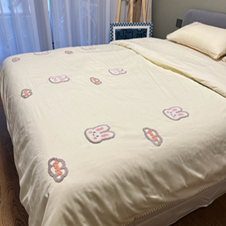 91家纺网 家纺一手货源 找家纺 蜜柚 2024新款全棉三角针毛巾绣四件套 云朵兔-奶昔白