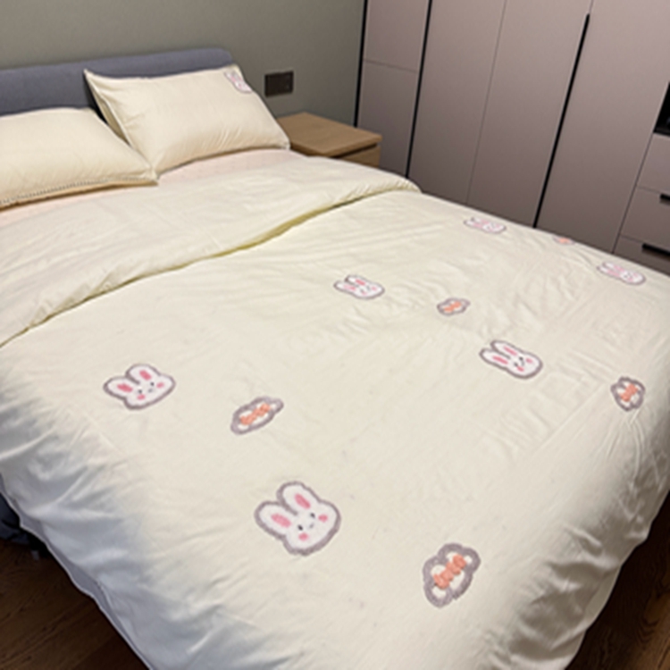 91家纺网 家纺一手货源 找家纺 蜜柚 2024新款全棉三角针毛巾绣四件套 云朵兔-奶昔白