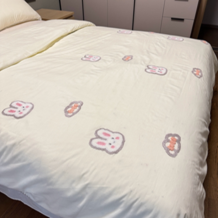 91家纺网 家纺一手货源 找家纺 蜜柚 2024新款全棉三角针毛巾绣四件套 云朵兔-奶昔白