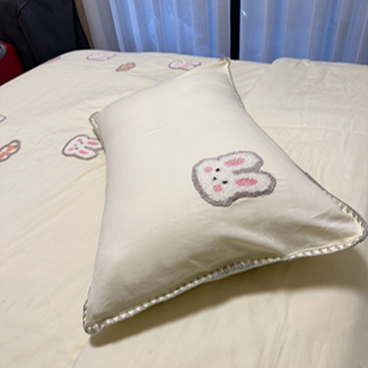 91家纺网 家纺一手货源 找家纺 蜜柚 2024新款全棉三角针毛巾绣四件套 云朵兔-奶昔白