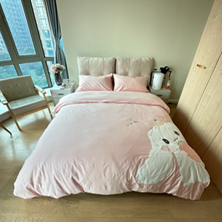 91家纺网 家纺一手货源 找家纺 蜜柚 2024新款全棉贴布绣四件套 长耳兔-公主粉