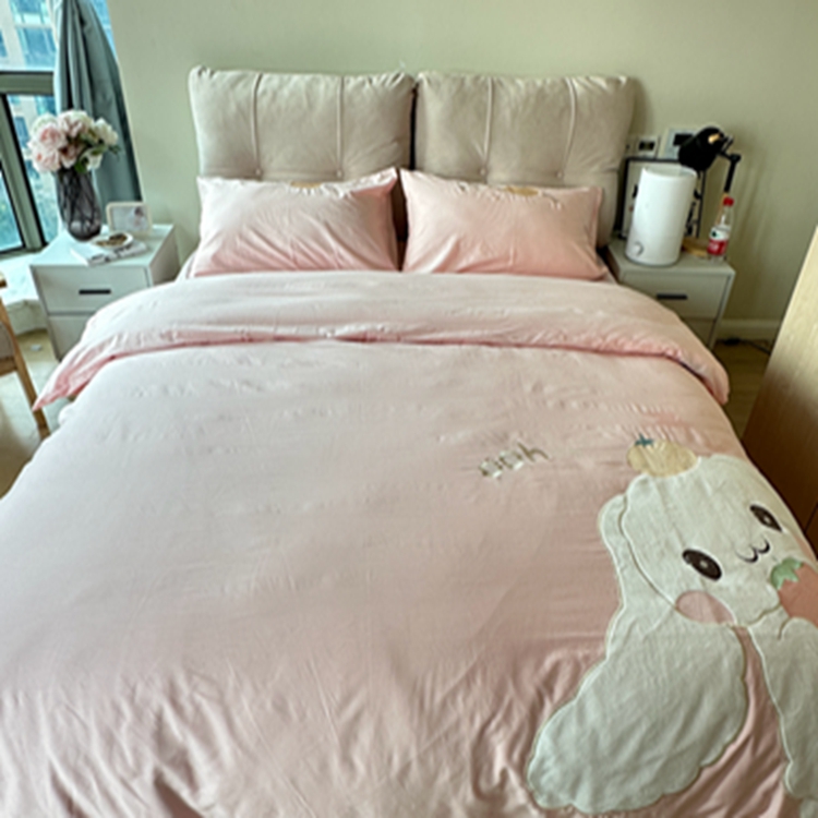 91家纺网 家纺一手货源 找家纺 蜜柚 2024新款全棉贴布绣四件套 长耳兔-公主粉