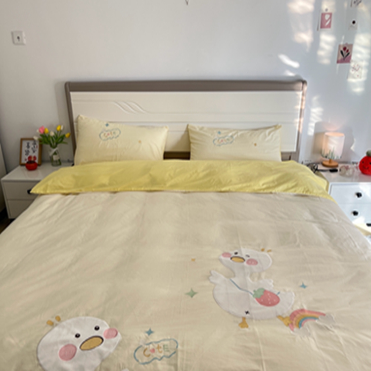 91家纺网 家纺一手货源 找家纺 蜜柚 2024新款全棉贴布绣四件套 彩虹鸭-奶黄