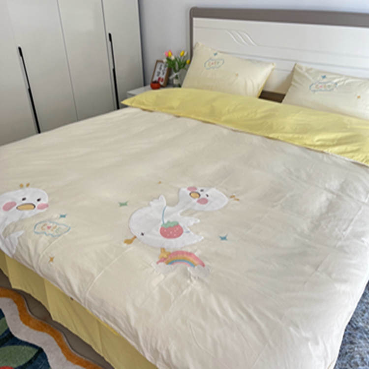 91家纺网 家纺一手货源 找家纺 蜜柚 2024新款全棉贴布绣四件套 彩虹鸭-奶黄