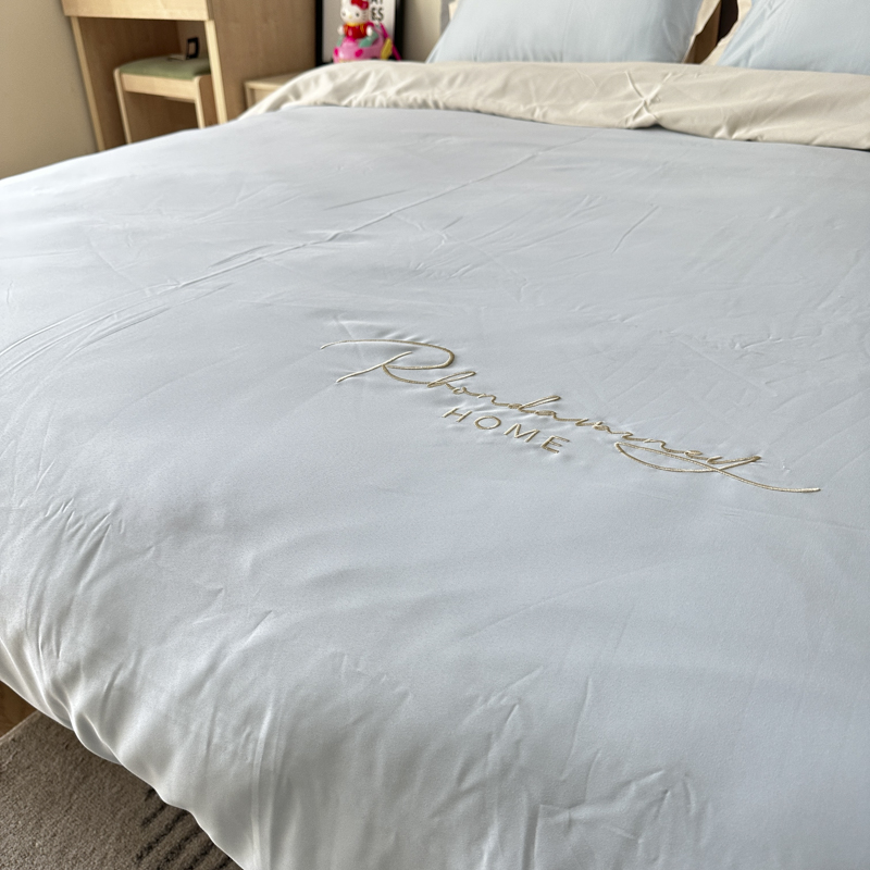 91家纺网 家纺一手货源 找家纺 金麦家纺 2023新款冰丝小拼角四件套系列 小拼角天空蓝