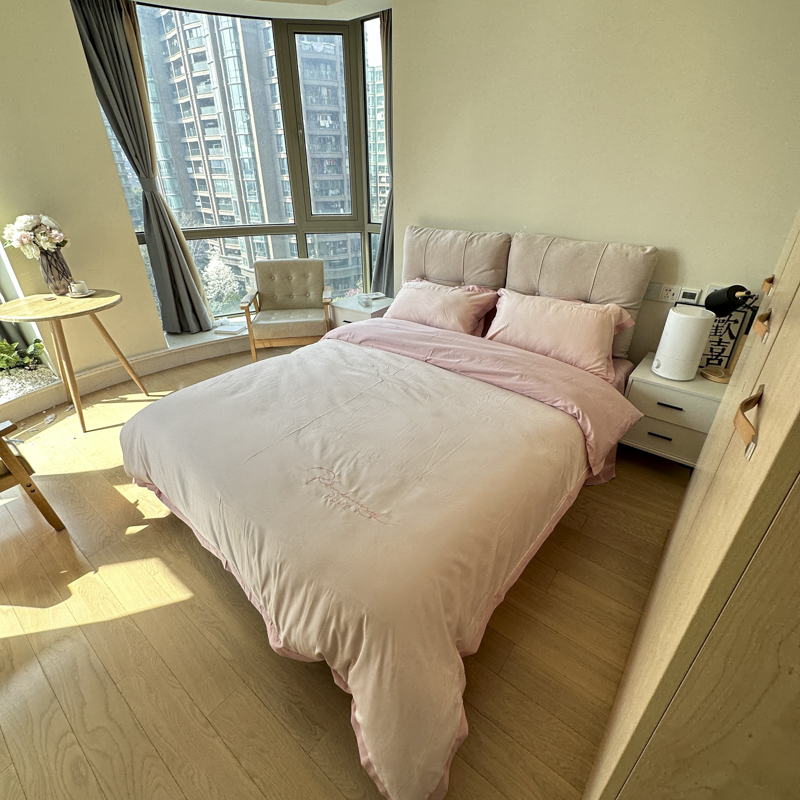 91家纺网 家纺一手货源 找家纺 金麦家纺 2023新款冰丝小拼角四件套系列 小拼角淡雅粉