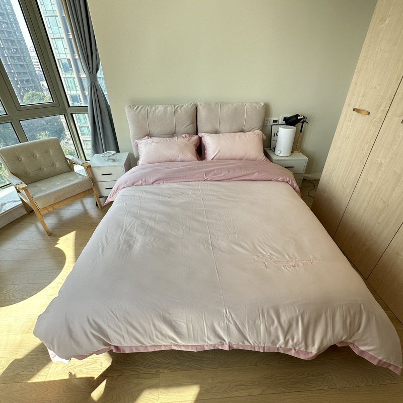 91家纺网 家纺一手货源 找家纺 金麦家纺 2023新款冰丝小拼角四件套系列 小拼角淡雅粉