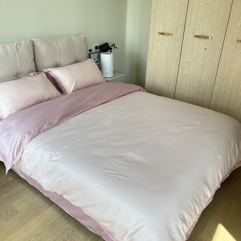 91家纺网 家纺一手货源 找家纺 金麦家纺 2023新款冰丝小拼角四件套系列 小拼角淡雅粉