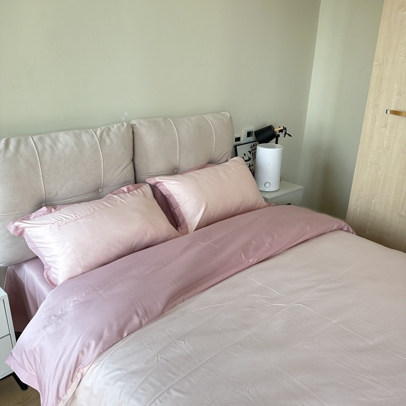 91家纺网 家纺一手货源 找家纺 金麦家纺 2023新款冰丝小拼角四件套系列 小拼角淡雅粉