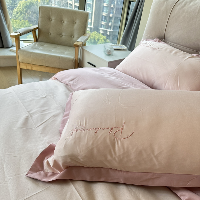 91家纺网 家纺一手货源 找家纺 金麦家纺 2023新款冰丝小拼角四件套系列 小拼角淡雅粉