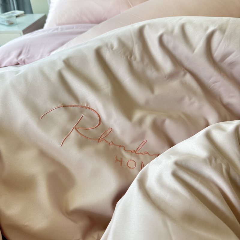 91家纺网 家纺一手货源 找家纺 金麦家纺 2023新款冰丝小拼角四件套系列 小拼角淡雅粉