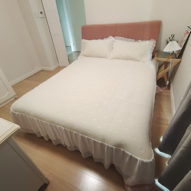 91家纺网 家纺一手货源 找家纺 川悦生活2023新款雪纺极速凉感凉豆豆床裙凉席三件套 贝昔-奶油