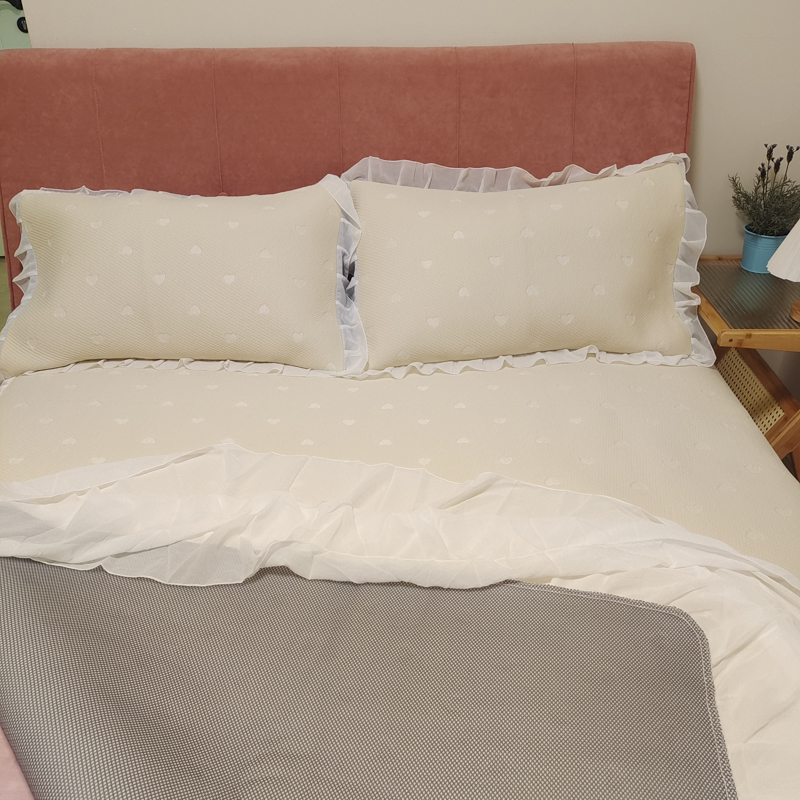 91家纺网 家纺一手货源 找家纺 川悦生活2023新款雪纺极速凉感凉豆豆床裙凉席三件套 贝昔-奶油