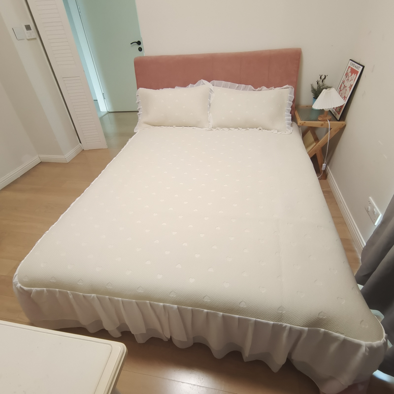 91家纺网 家纺一手货源 找家纺 川悦生活2023新款雪纺极速凉感凉豆豆床裙凉席三件套 贝昔-奶油