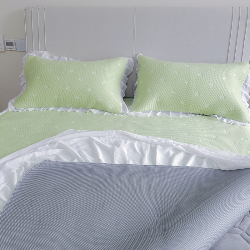 91家纺网 家纺一手货源 找家纺 川悦生活2023新款雪纺极速凉感凉豆豆床裙凉席三件套 贝昔-果绿