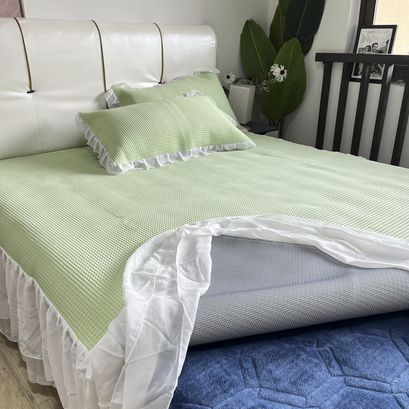 91家纺网 家纺一手货源 找家纺 川悦生活2023新款雪纺极速凉感凉豆豆床裙凉席三件套 吉吉-果绿