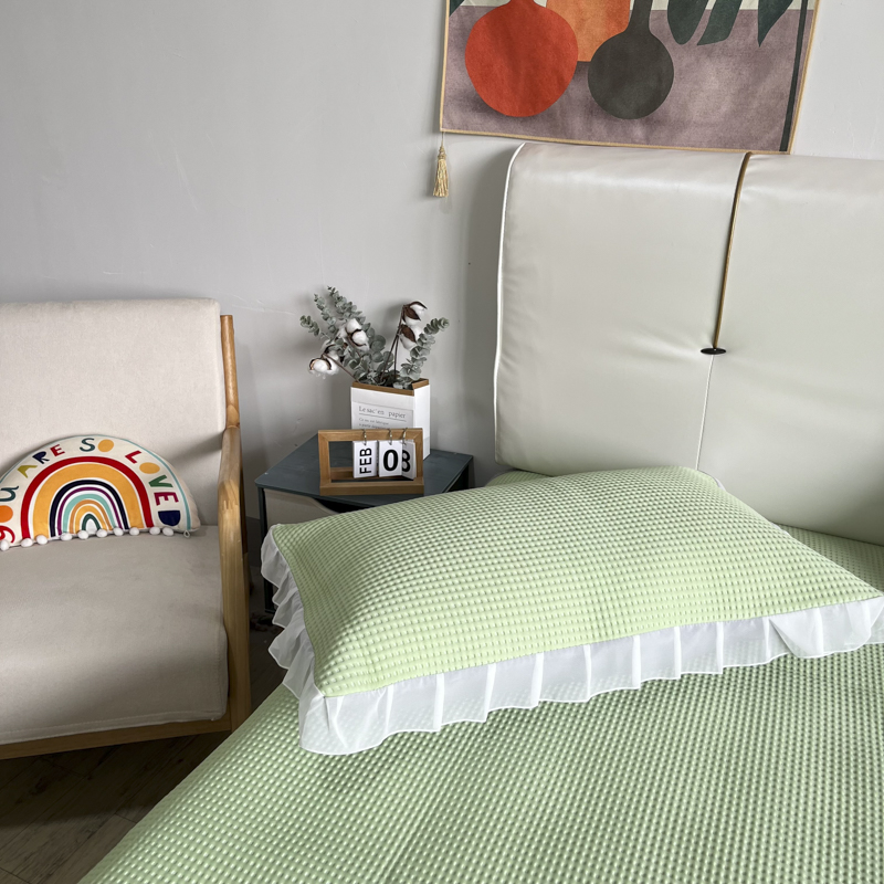 91家纺网 家纺一手货源 找家纺 川悦生活2023新款雪纺极速凉感凉豆豆床裙凉席三件套 吉吉-果绿