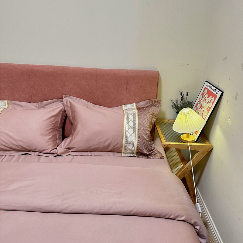 91家纺网 家纺一手货源 找家纺 罗优2025新款罗浮宫印象高精密浮雕高支长绒棉四件套金枝玉叶烟粉色