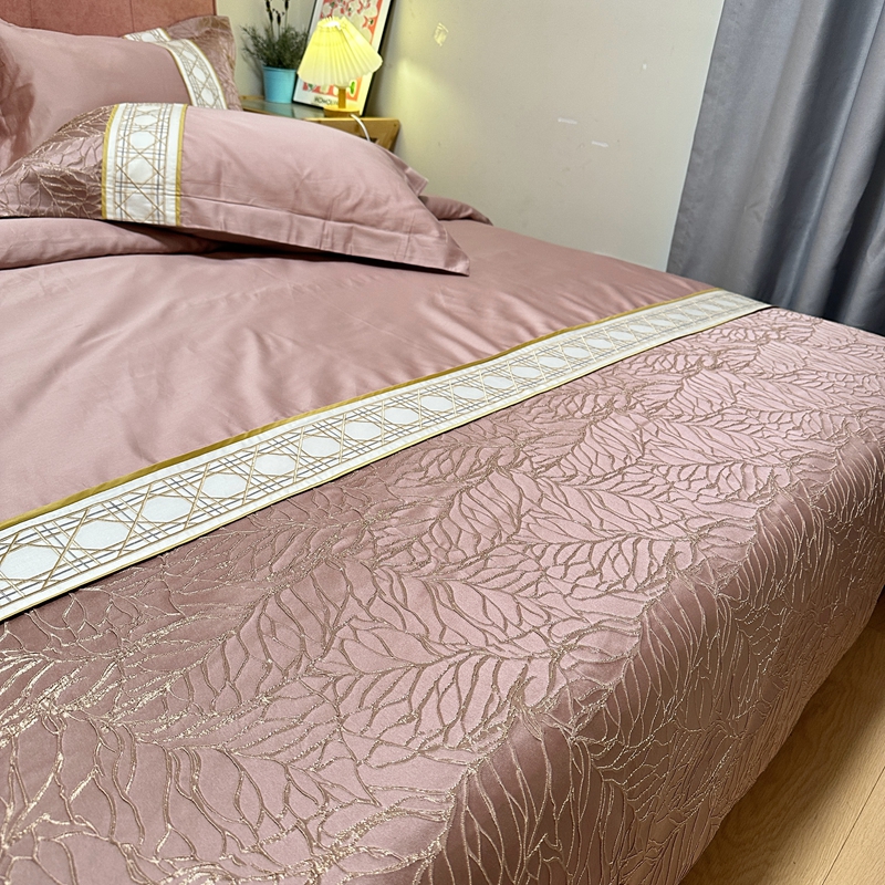 91家纺网 家纺一手货源 找家纺 罗优2025新款罗浮宫印象高精密浮雕高支长绒棉四件套金枝玉叶烟粉色