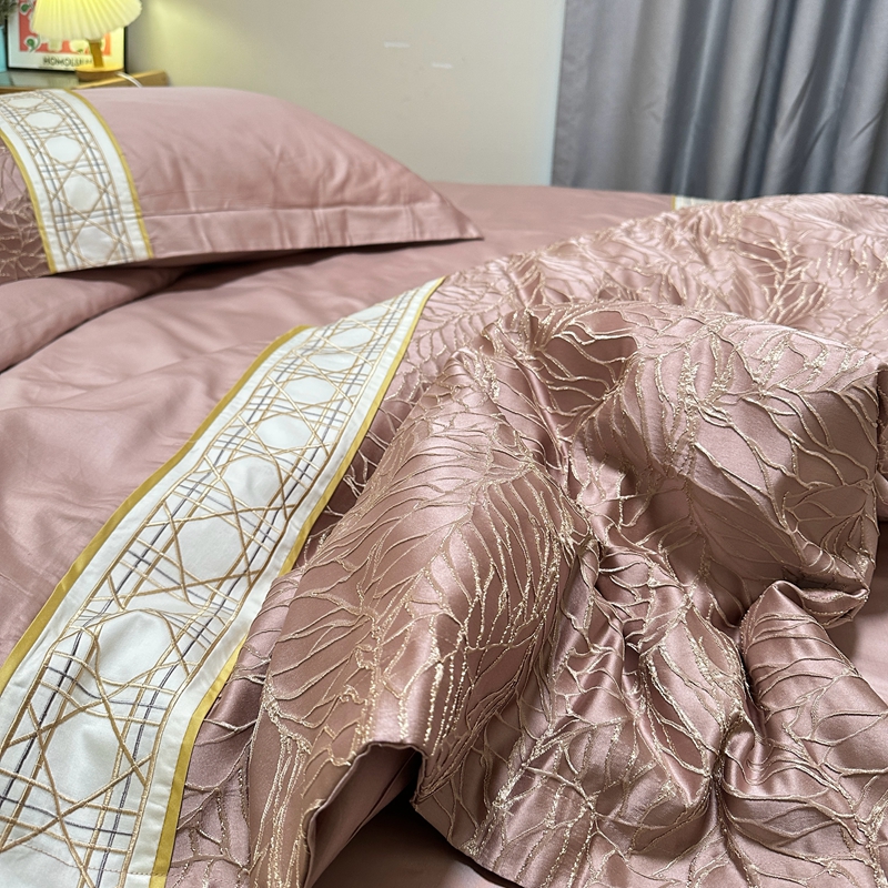 91家纺网 家纺一手货源 找家纺 罗优2025新款罗浮宫印象高精密浮雕高支长绒棉四件套金枝玉叶烟粉色