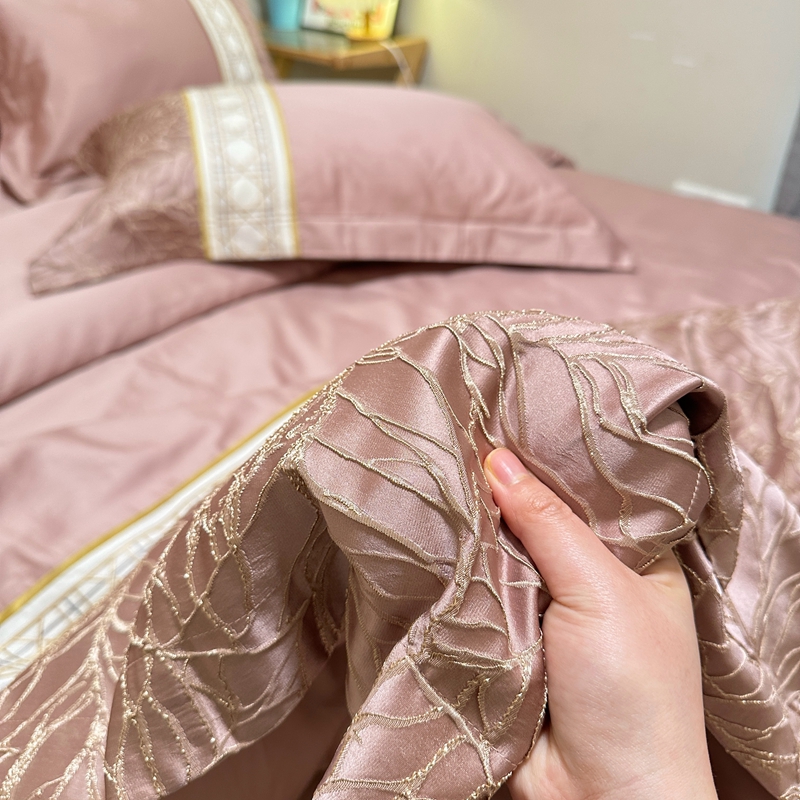 91家纺网 家纺一手货源 找家纺 罗优2025新款罗浮宫印象高精密浮雕高支长绒棉四件套金枝玉叶烟粉色