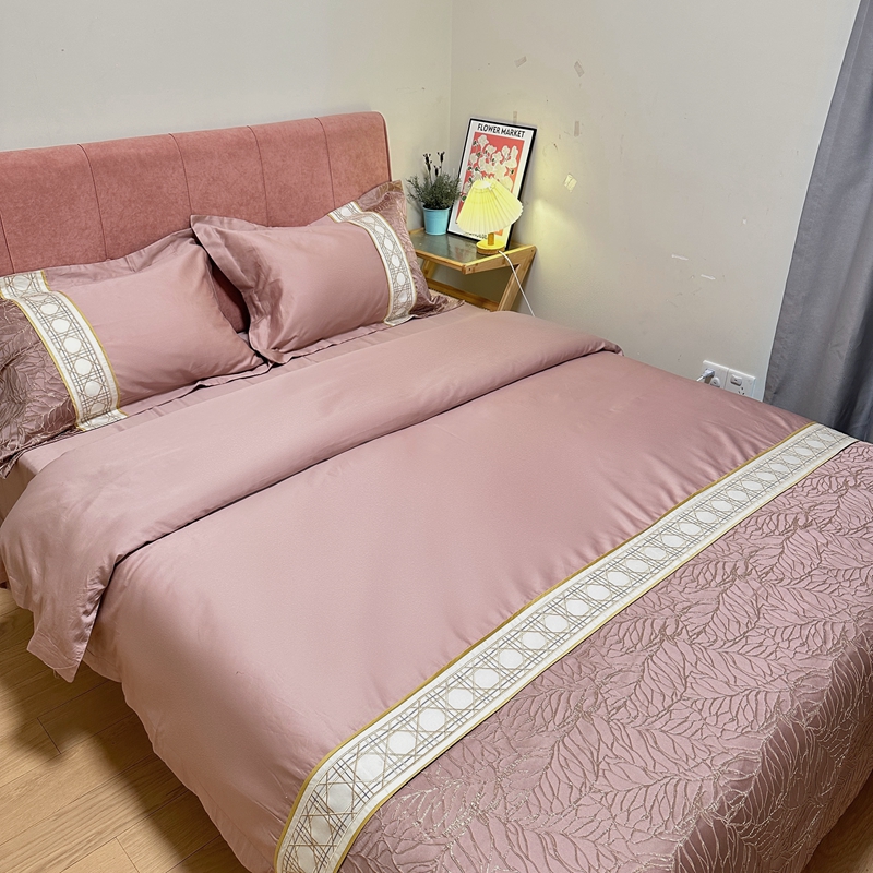 91家纺网 家纺一手货源 找家纺 罗优2025新款罗浮宫印象高精密浮雕高支长绒棉四件套金枝玉叶烟粉色