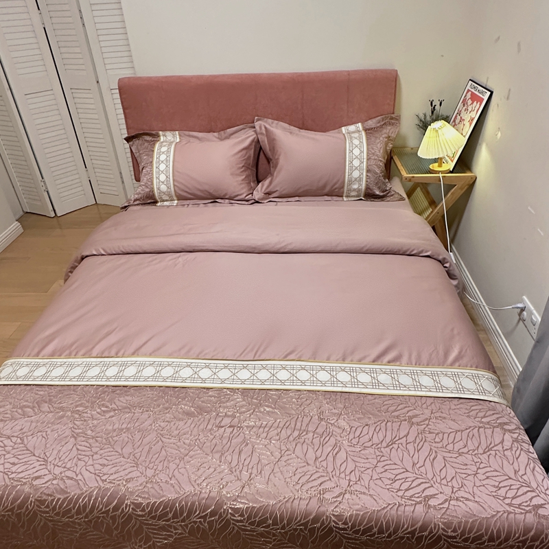 91家纺网 家纺一手货源 找家纺 罗优2025新款罗浮宫印象高精密浮雕高支长绒棉四件套金枝玉叶烟粉色