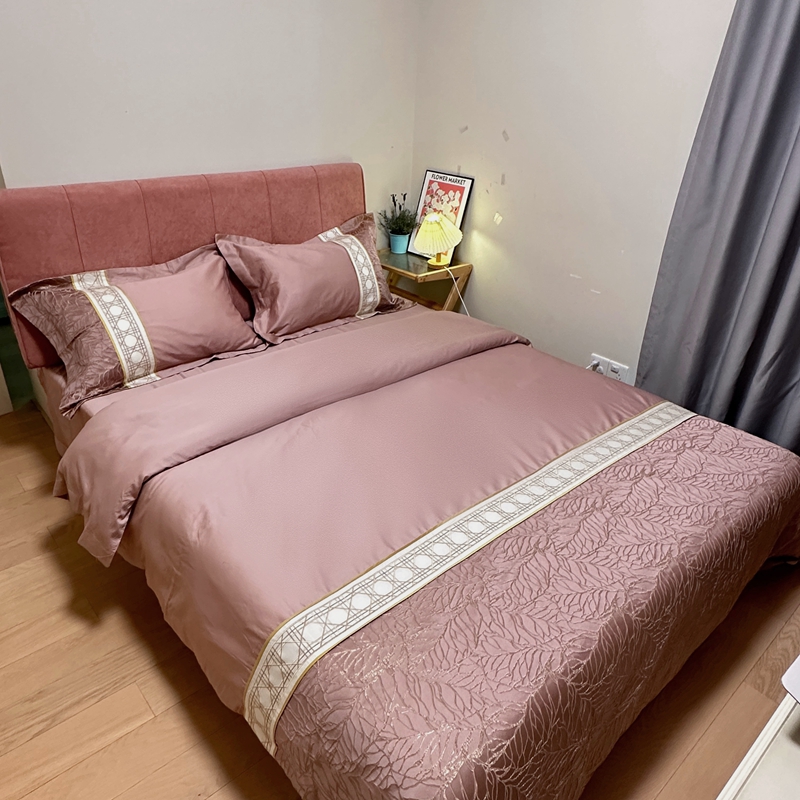 91家纺网 家纺一手货源 找家纺 罗优2025新款罗浮宫印象高精密浮雕高支长绒棉四件套金枝玉叶烟粉色