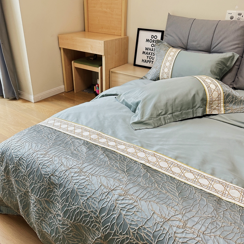 91家纺网 家纺一手货源 找家纺 罗优2025新款罗浮宫印象高精密浮雕高支长绒棉四件套金枝玉叶星海蓝