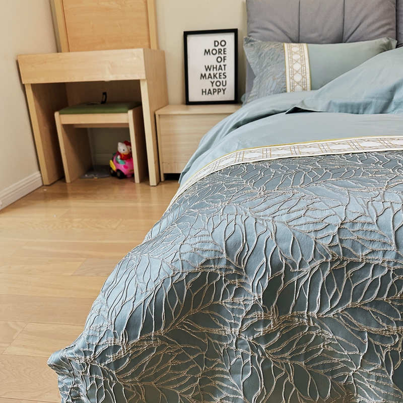 91家纺网 家纺一手货源 找家纺 罗优2025新款罗浮宫印象高精密浮雕高支长绒棉四件套金枝玉叶星海蓝