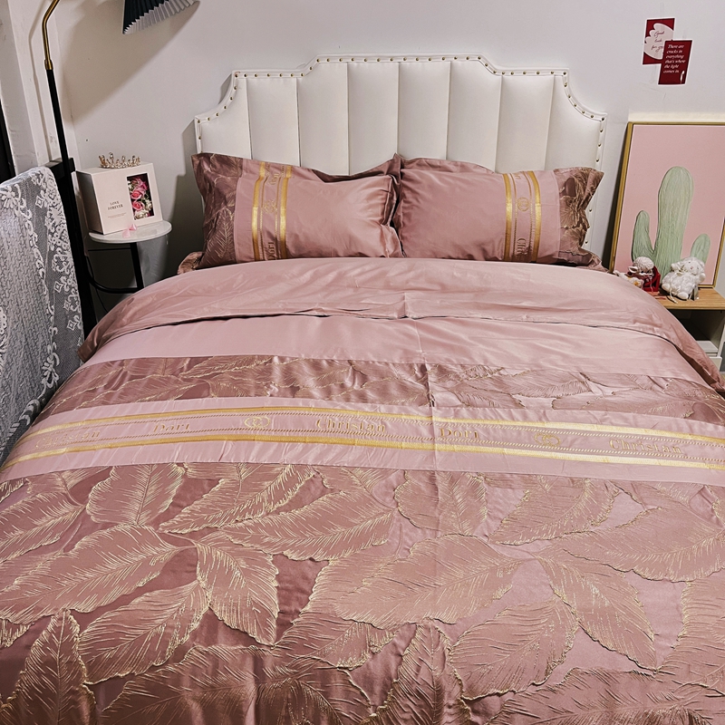 91家纺网 家纺一手货源 找家纺 罗优 2025新款罗浮宫印象高精密浮雕高支长绒棉四件套茱丽叶烟粉色