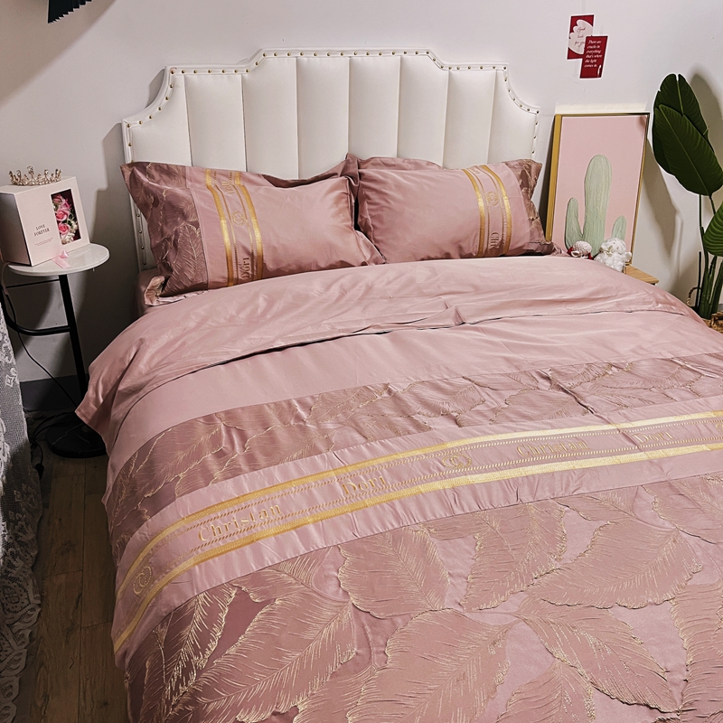 91家纺网 家纺一手货源 找家纺 罗优 2025新款罗浮宫印象高精密浮雕高支长绒棉四件套茱丽叶烟粉色