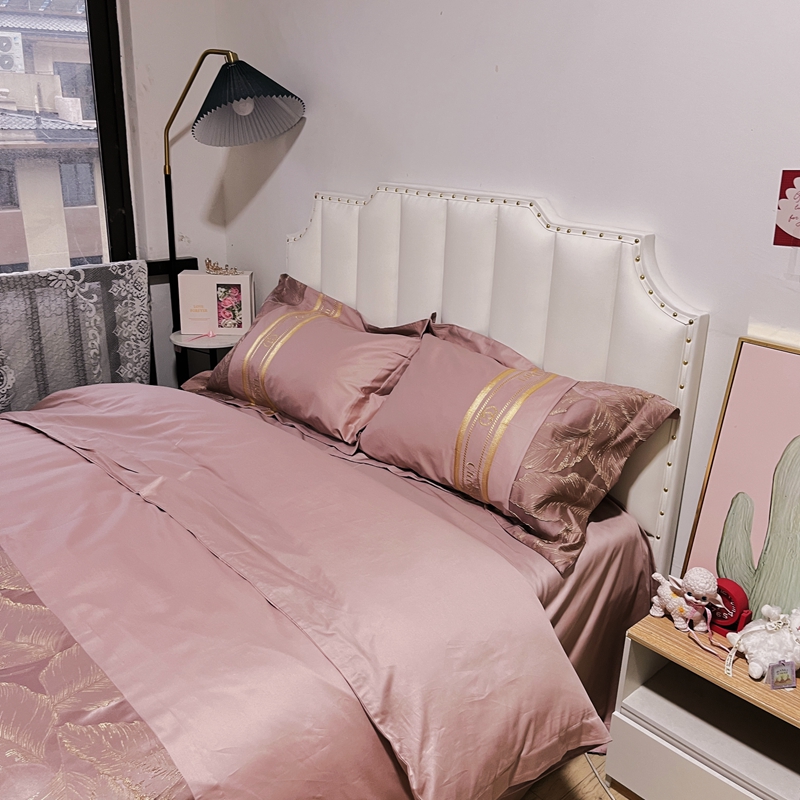 91家纺网 家纺一手货源 找家纺 罗优 2025新款罗浮宫印象高精密浮雕高支长绒棉四件套茱丽叶烟粉色