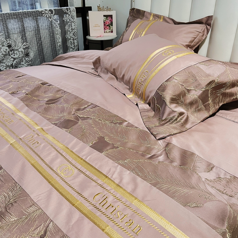 91家纺网 家纺一手货源 找家纺 罗优 2025新款罗浮宫印象高精密浮雕高支长绒棉四件套茱丽叶烟粉色