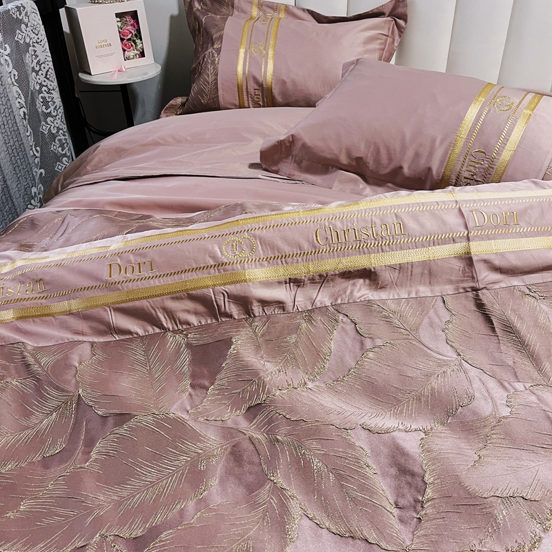 91家纺网 家纺一手货源 找家纺 罗优 2025新款罗浮宫印象高精密浮雕高支长绒棉四件套茱丽叶烟粉色