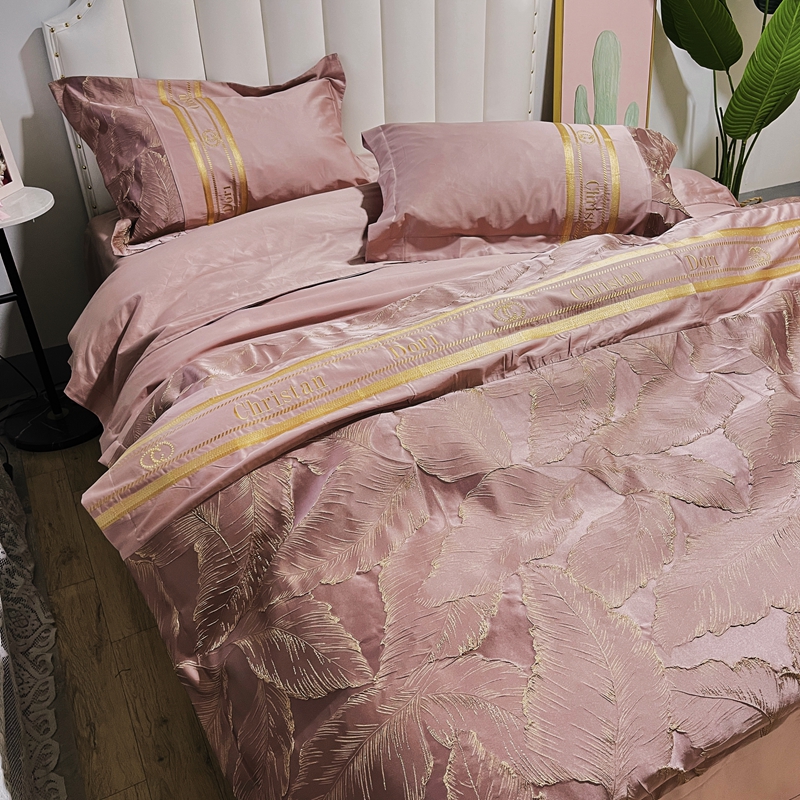 91家纺网 家纺一手货源 找家纺 罗优 2025新款罗浮宫印象高精密浮雕高支长绒棉四件套茱丽叶烟粉色