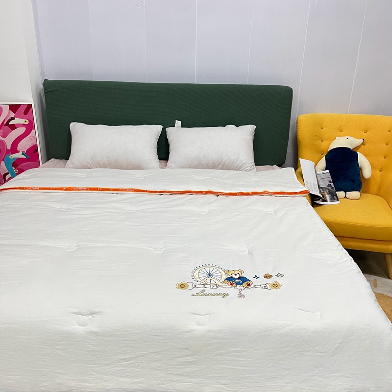 91家纺网 家纺一手货源 找家纺 青螺家纺2022新款熊豆豆绣花小太阳热芯大豆被 小熊白