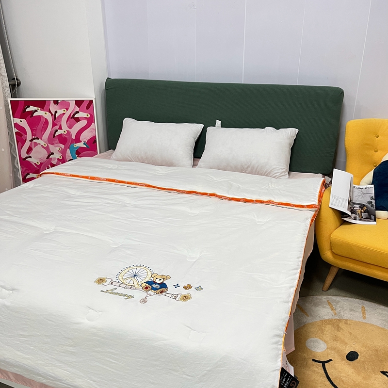 91家纺网 家纺一手货源 找家纺 青螺家纺2022新款熊豆豆绣花小太阳热芯大豆被 小熊白