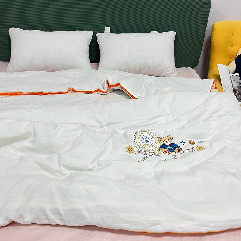 91家纺网 家纺一手货源 找家纺 青螺家纺2022新款熊豆豆绣花小太阳热芯大豆被 小熊白