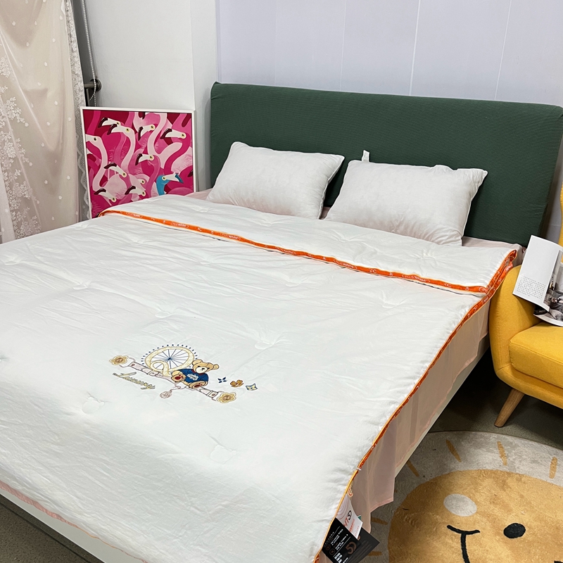 91家纺网 家纺一手货源 找家纺 青螺家纺2022新款熊豆豆绣花小太阳热芯大豆被 小熊白